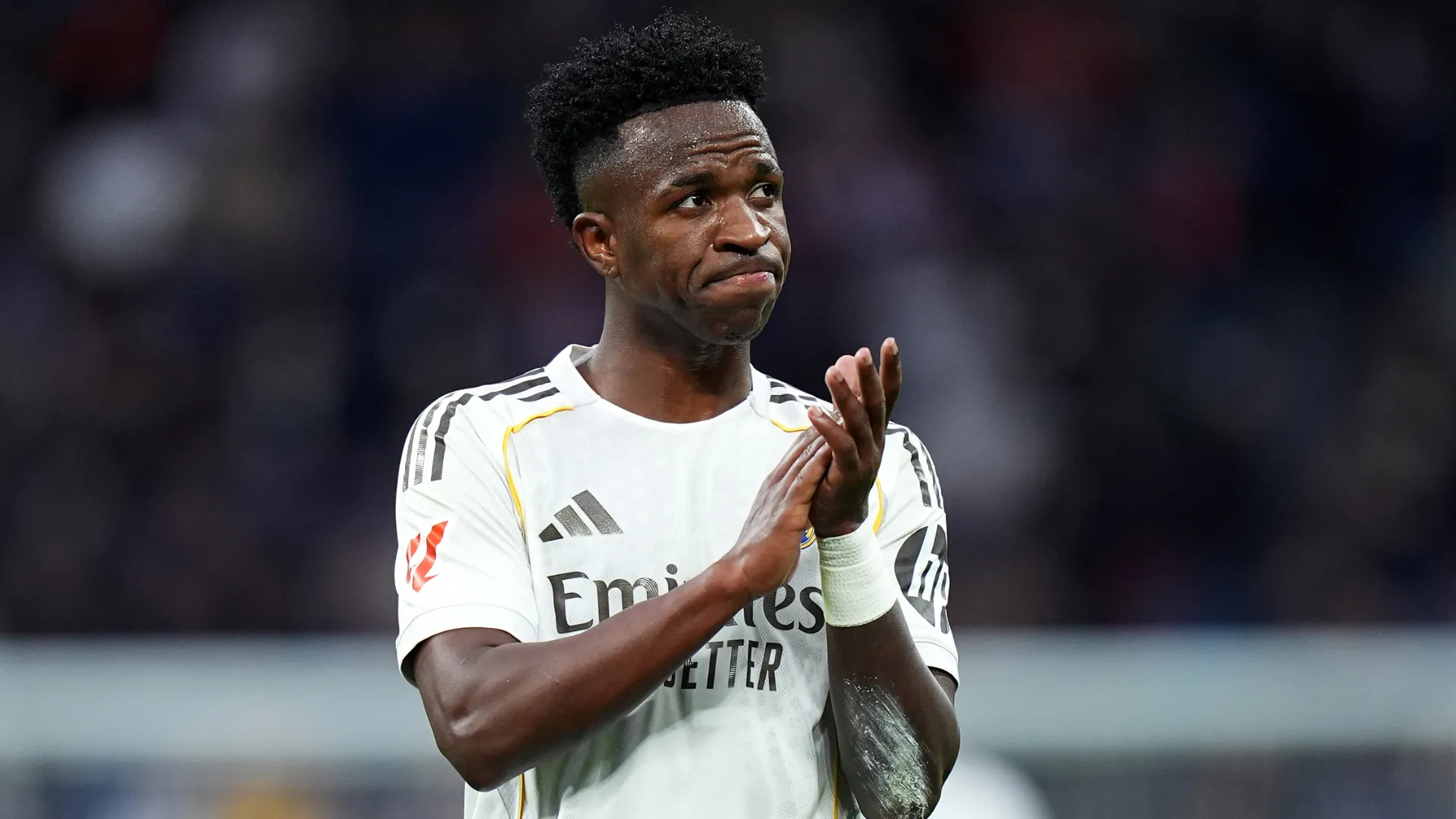 Vinicius Junior bate palma durante partida pelo Real Madrid