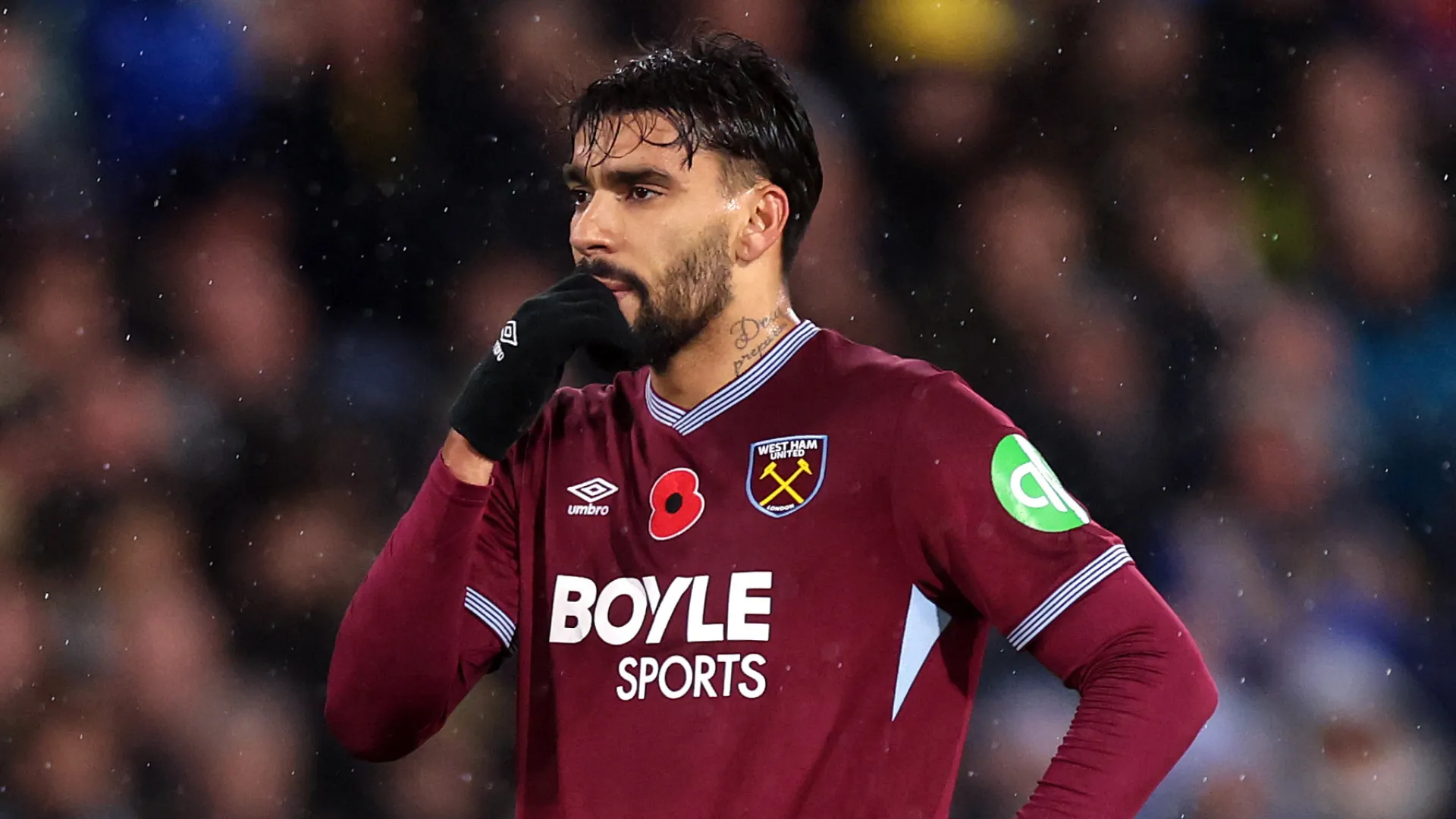 Lucas Paquetá coloca a mão na cabeça durante partida do West Ham