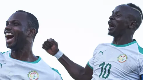 Sadio Mané e parceiro de equipe vibram após gol da Seleção Senegalesa. (Photo by Xaume Olleros/Getty Images)
