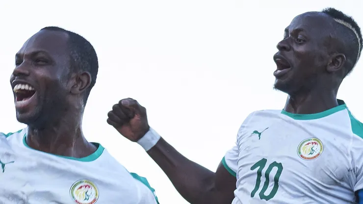 Sadio Mané e parceiro de equipe vibram após gol da Seleção Senegalesa. (Photo by Xaume Olleros/Getty Images)