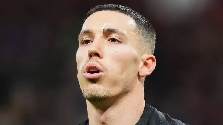 Álex Grimaldo durante partida pelo Leverkusen. (Photo by Pau Barrena/Getty Images)