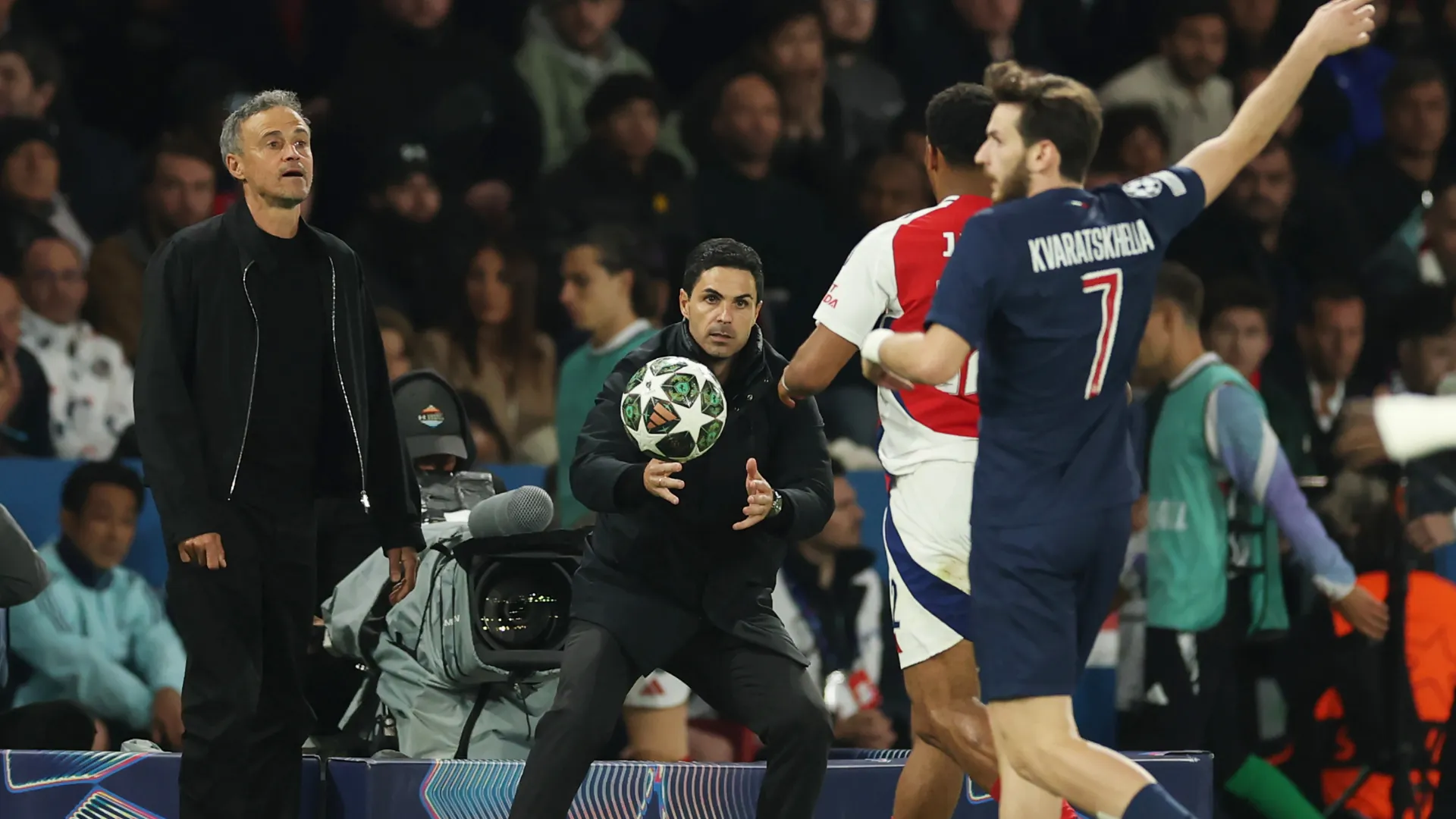 Luis Enrique, pelo PSG, ao lado de Mikel Arteta, do Arsenal