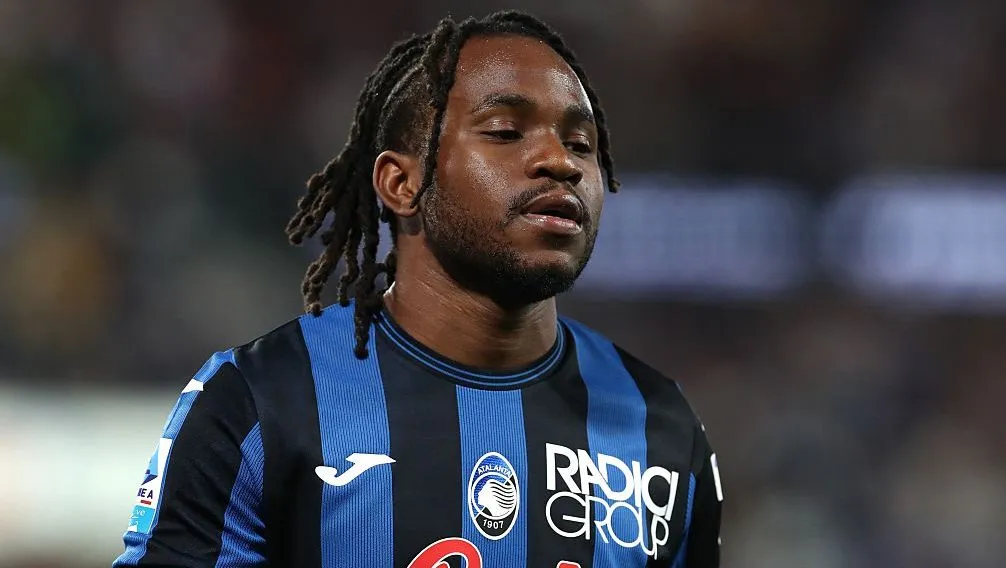 Lookman, em campo, com a camisa preta e azul da Atalanta. Jogador é alvo do Atlético de Madrid