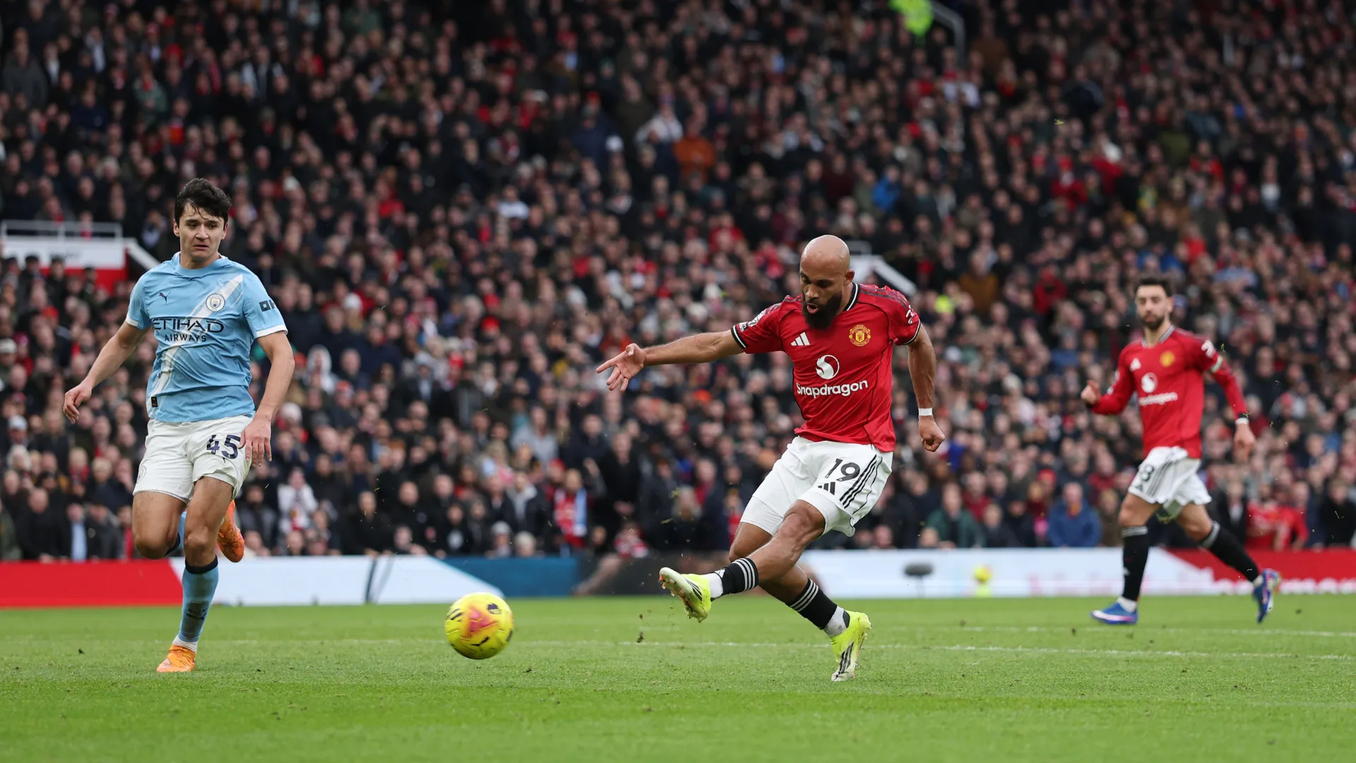 Mbeumo marca para o Manchester United contra o Manchester City