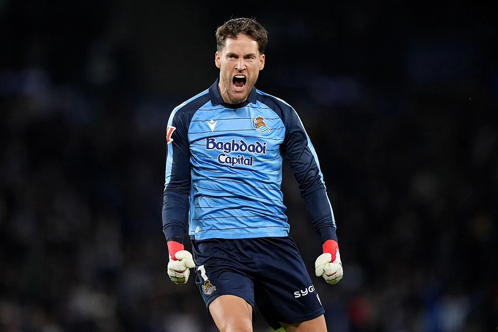 Alejandro Remiro, goleiro da Real Sociedad pode ser uma oportunidade de mercado para o Barcelona e 1º reforço no meio deste ano (Foto: Juan Manuel Serrano Arce/Getty Images)