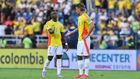 O atacante Hinestroza ao lado do volante Ríos na Seleção da Colômbia (Gabriel Aponte/Getty Images)
