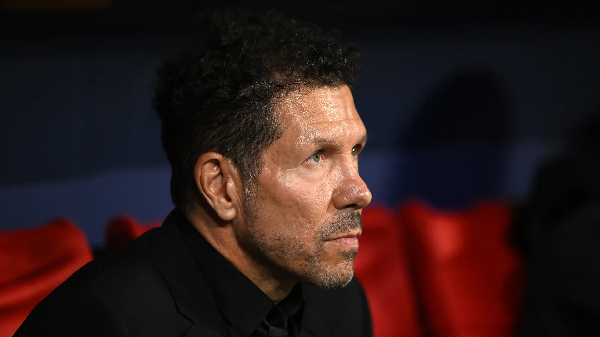 Diego Simeone sentado no banco de reservas do Atlético de Madrid