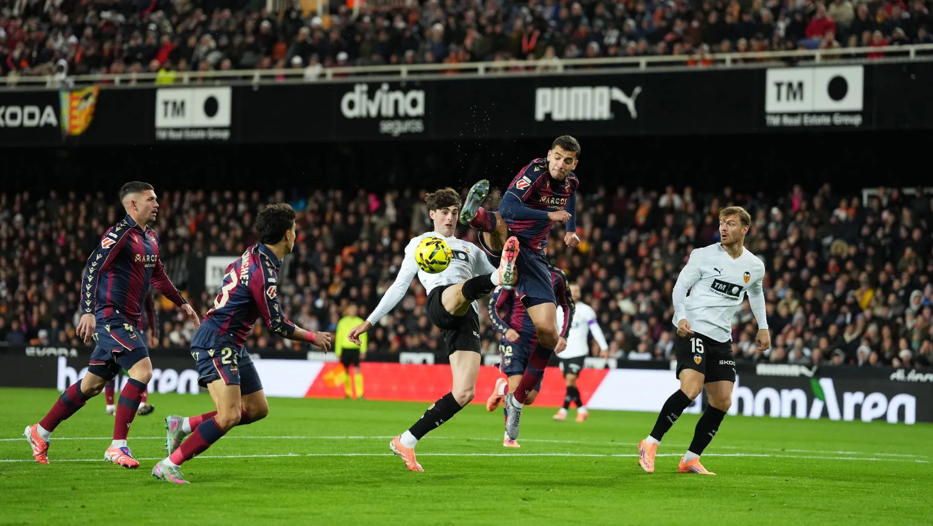 Javi Guerra luta pela bola durante a partida da LaLiga. Foto: Alex Caparros/Getty Images