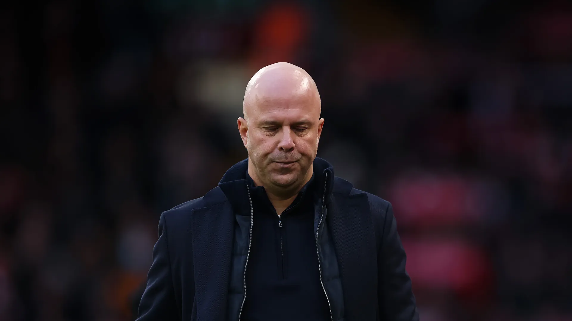Arne Slot, técnico do Liverpool, olhando para baixo durante partida