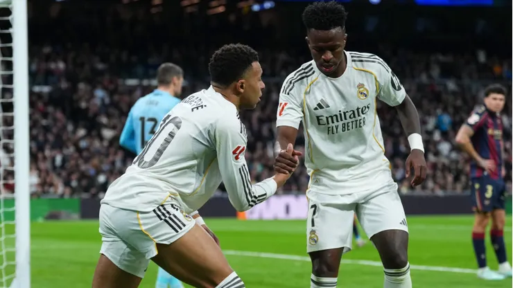 Mbappé e Vinicius Júnior se cumprimentam em jogo do Real Madrid (Angel Martinez/Getty Images)