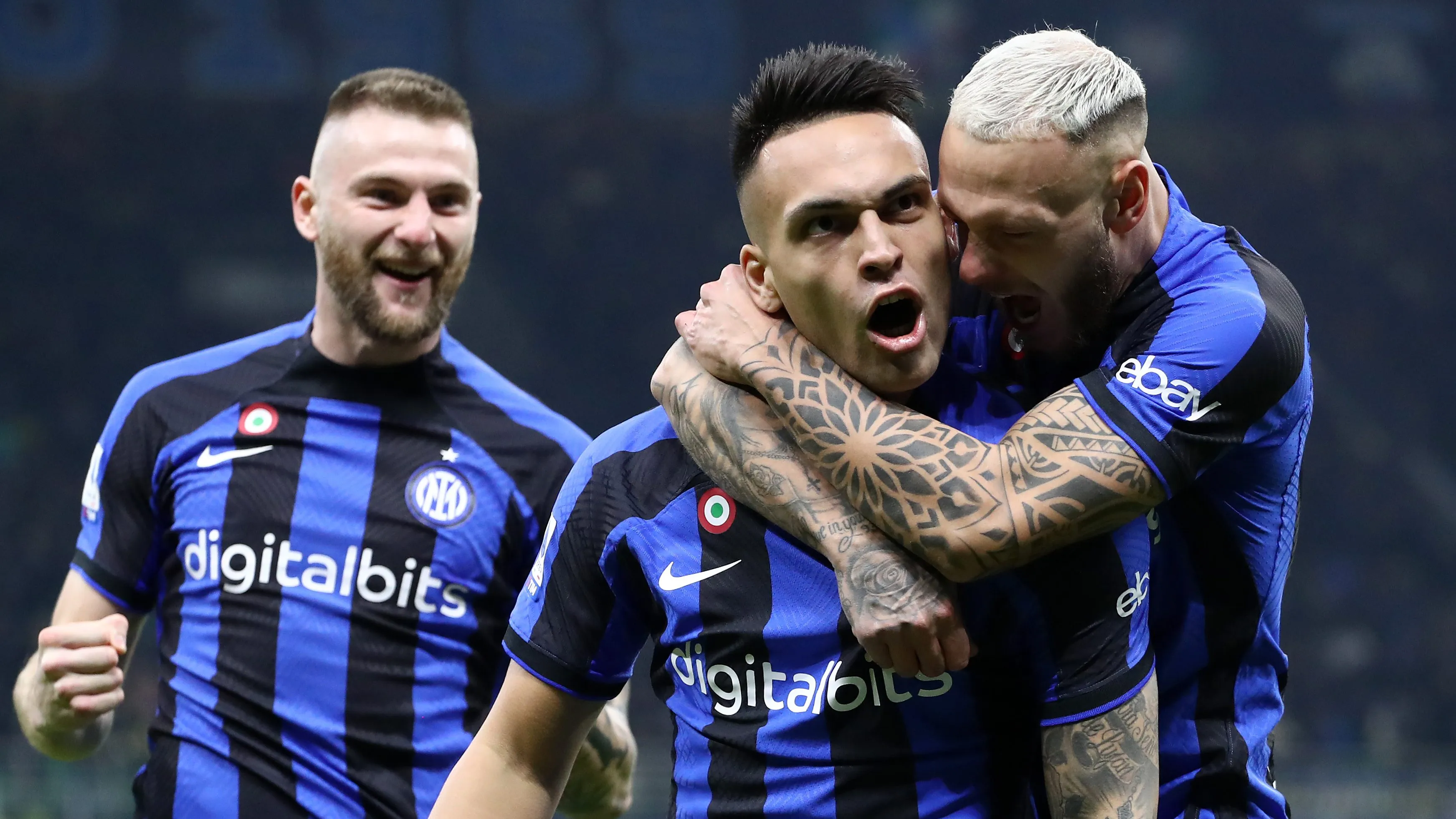 Dimarco e Lautaro Martínez em jogo da Inter. Foto: Marco Luzzani/Getty Images