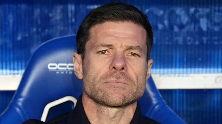 Xabi Alonso aguarda pelo Liverpool. Foto: Juan Manuel Serrano Arce/Getty Images