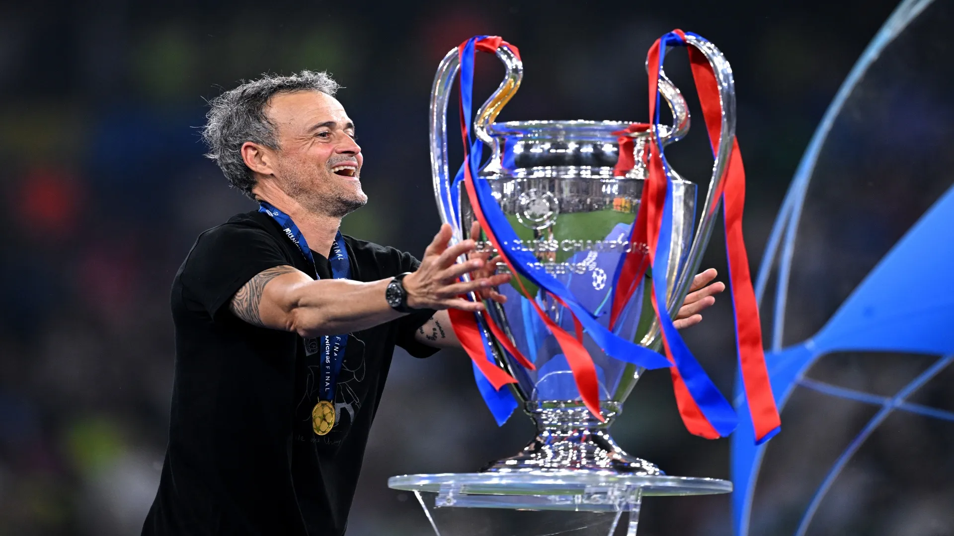 Luis Enrique, técnico do PSG, com a taça da Champions League – Justin Setterfield/Getty Images