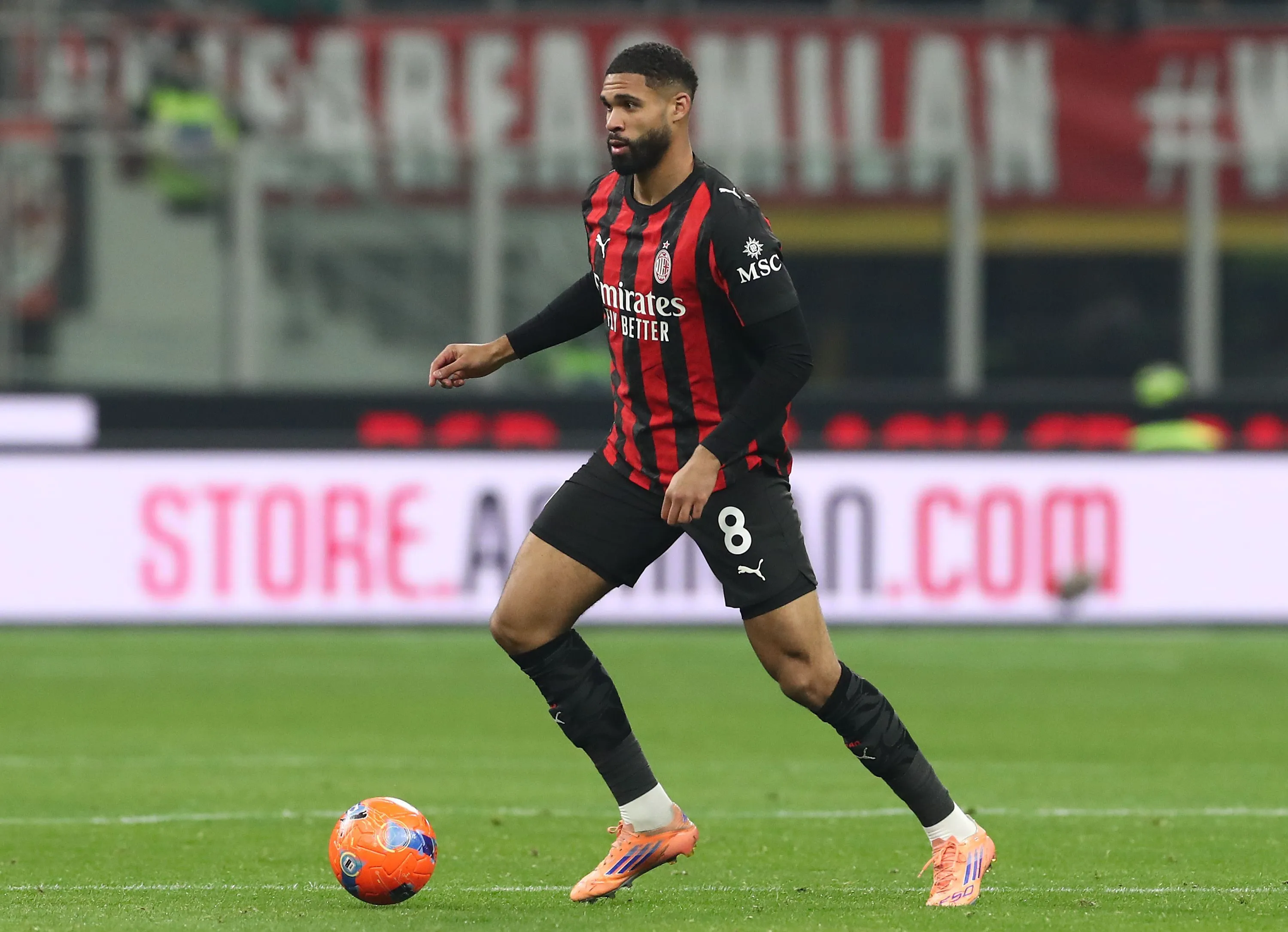 Loftus-Cheek em jogo do Milan. Meia controla o jogo e poderia somar ao elenco do United. Foto: Marco Luzzani/Getty Images