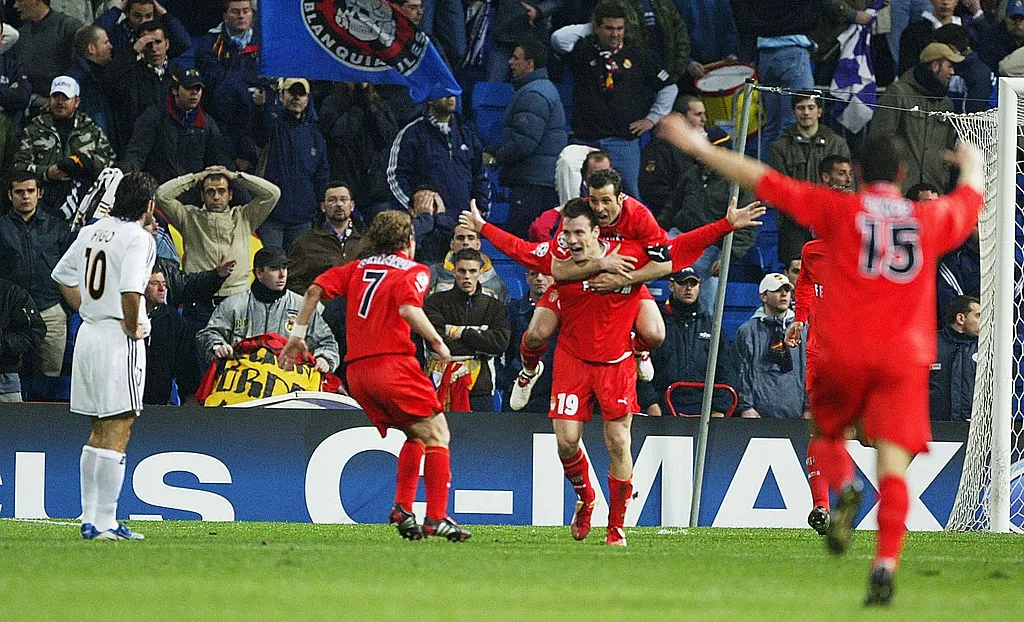 Sébastien Squillaci, do Monaco, comemora seu gol durante a partida das quartas de final da Liga dos Campeões da UEFA entre Real Madrid e Monaco, no Santiago Bernabéu, em 24 de março de 2004, em Madri, Espanha. (Foto de Clive Mason/Getty Images)