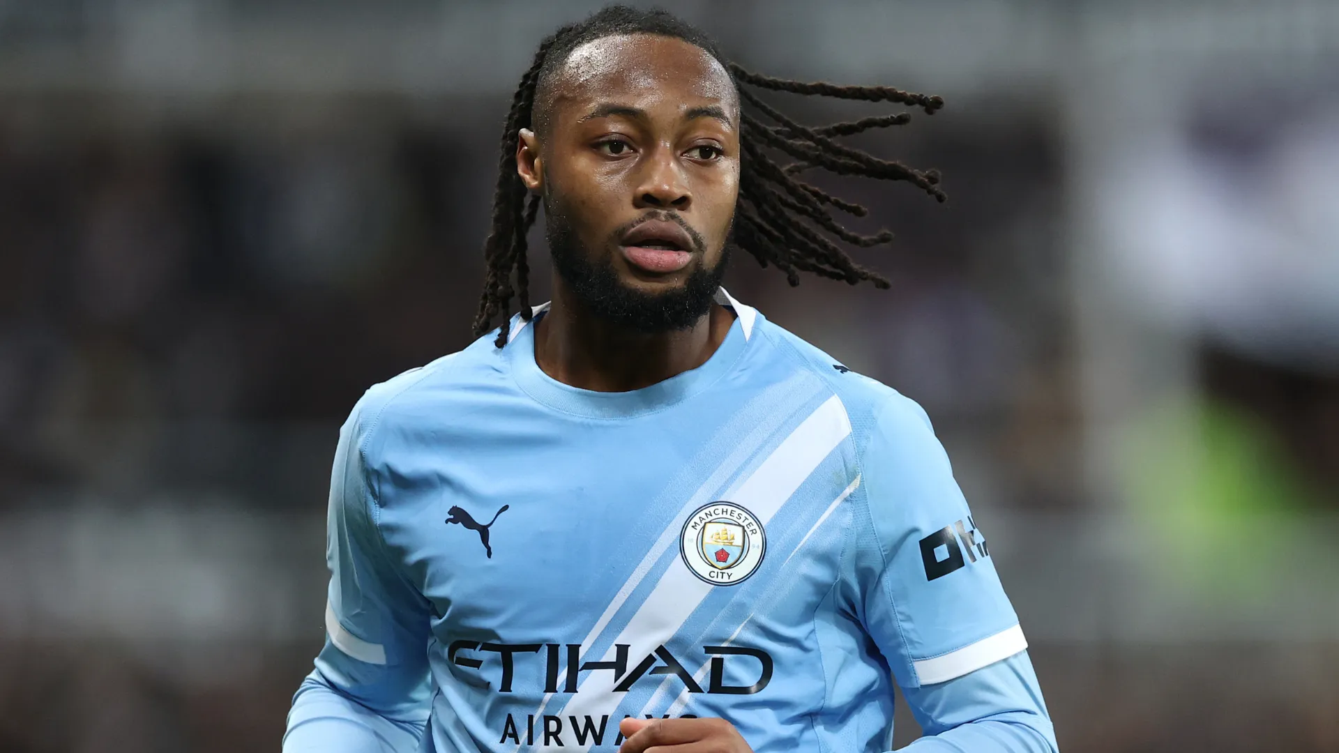 Semenyo aparece olhando para o centro durante um jogo pelo Manchester City na Premier League