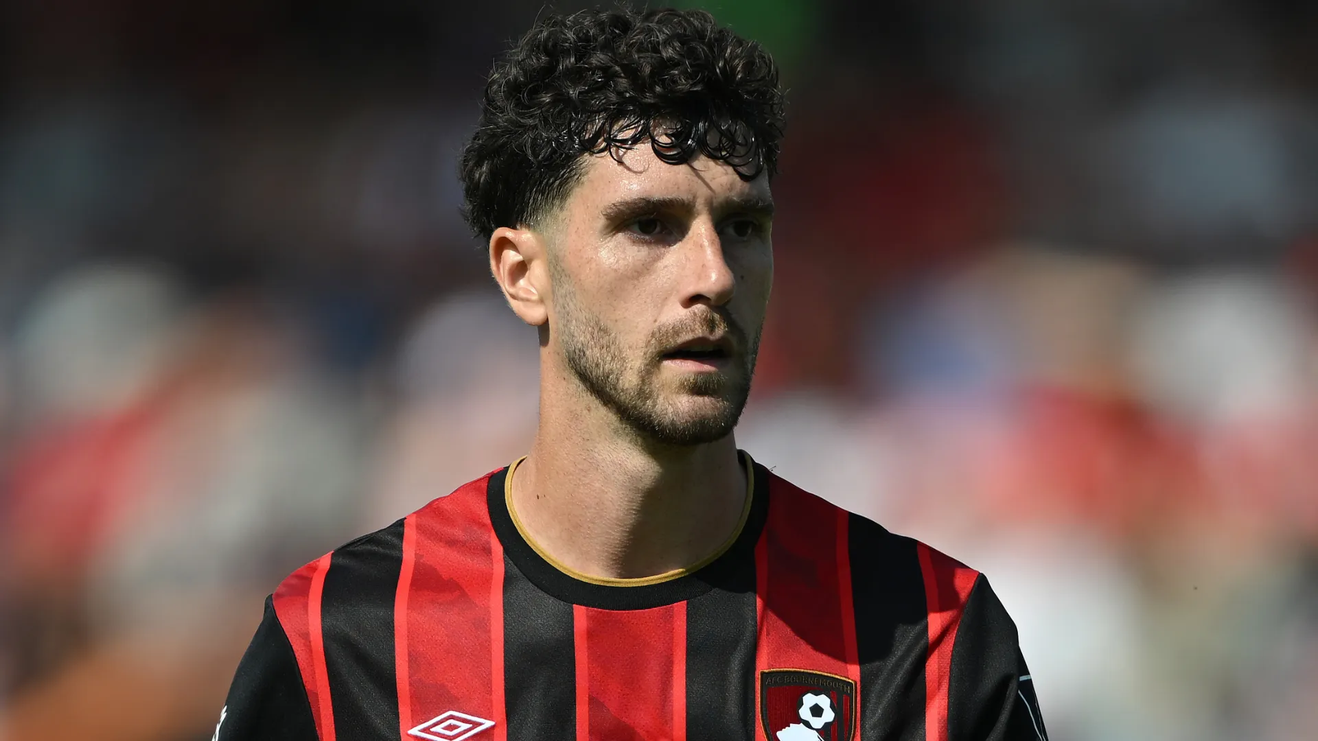 Marcos Senesi aparece olhando para o centro durante um jogo do Bournemouth