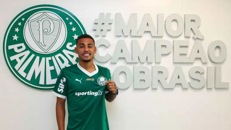 Riquelme Fillipe posa para foto após renovar contrato com o Palmeiras (Fabio Menotti/Palmeiras/by Canon)