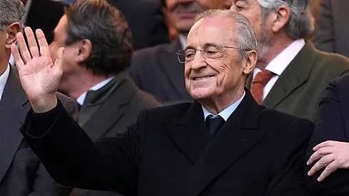 Florentino Pérez, acenando com a mão