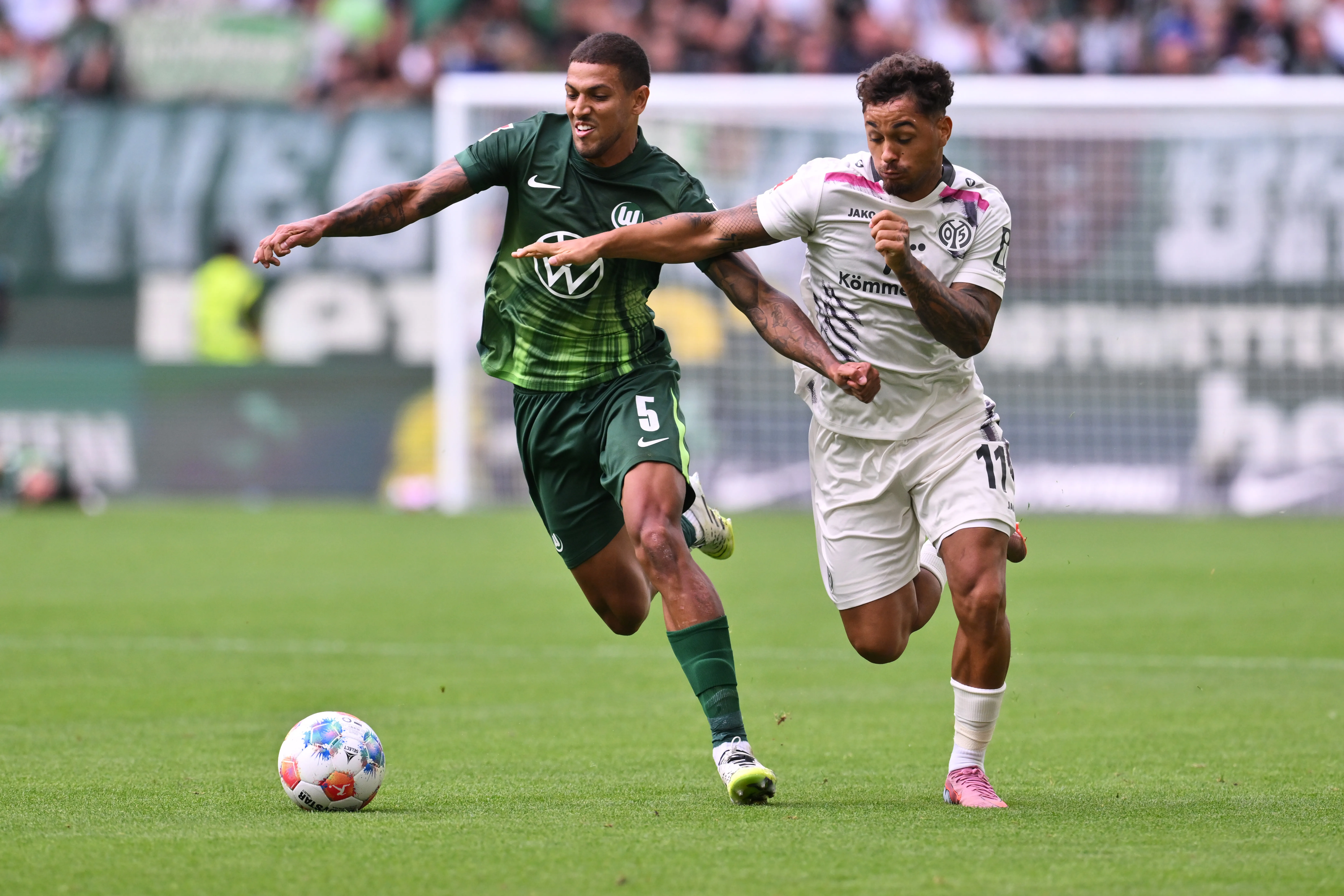 Vinícius Souza em ação pelo Wolfsburg. (Foto: Oliver Hardt/Getty Images)