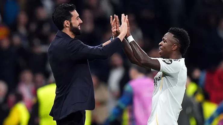 Vini Jr comemora gol com técnico Arbeloa. Angel Martinez/Getty Images.