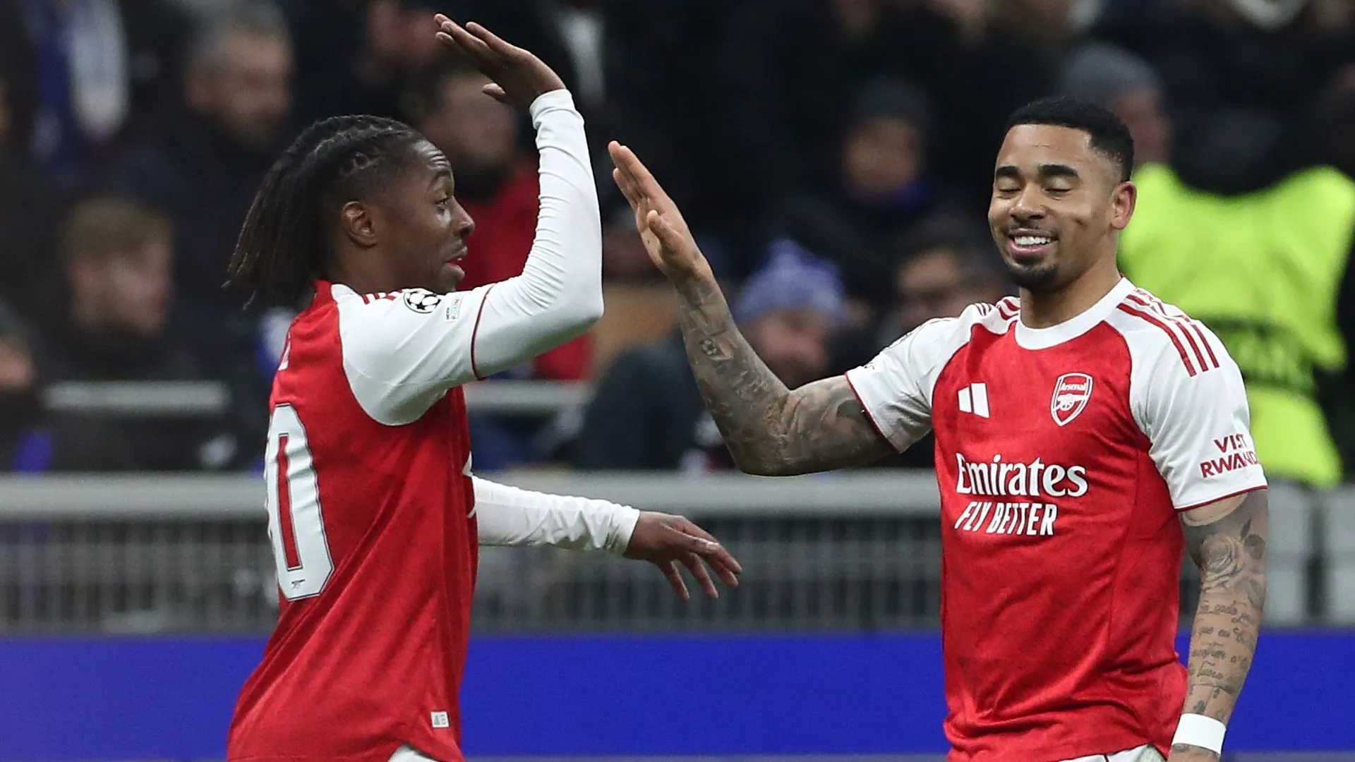 Gabriel Jesus comemora segundo gol do Arsenal. (Photo by Marco Luzzani/Getty Images)