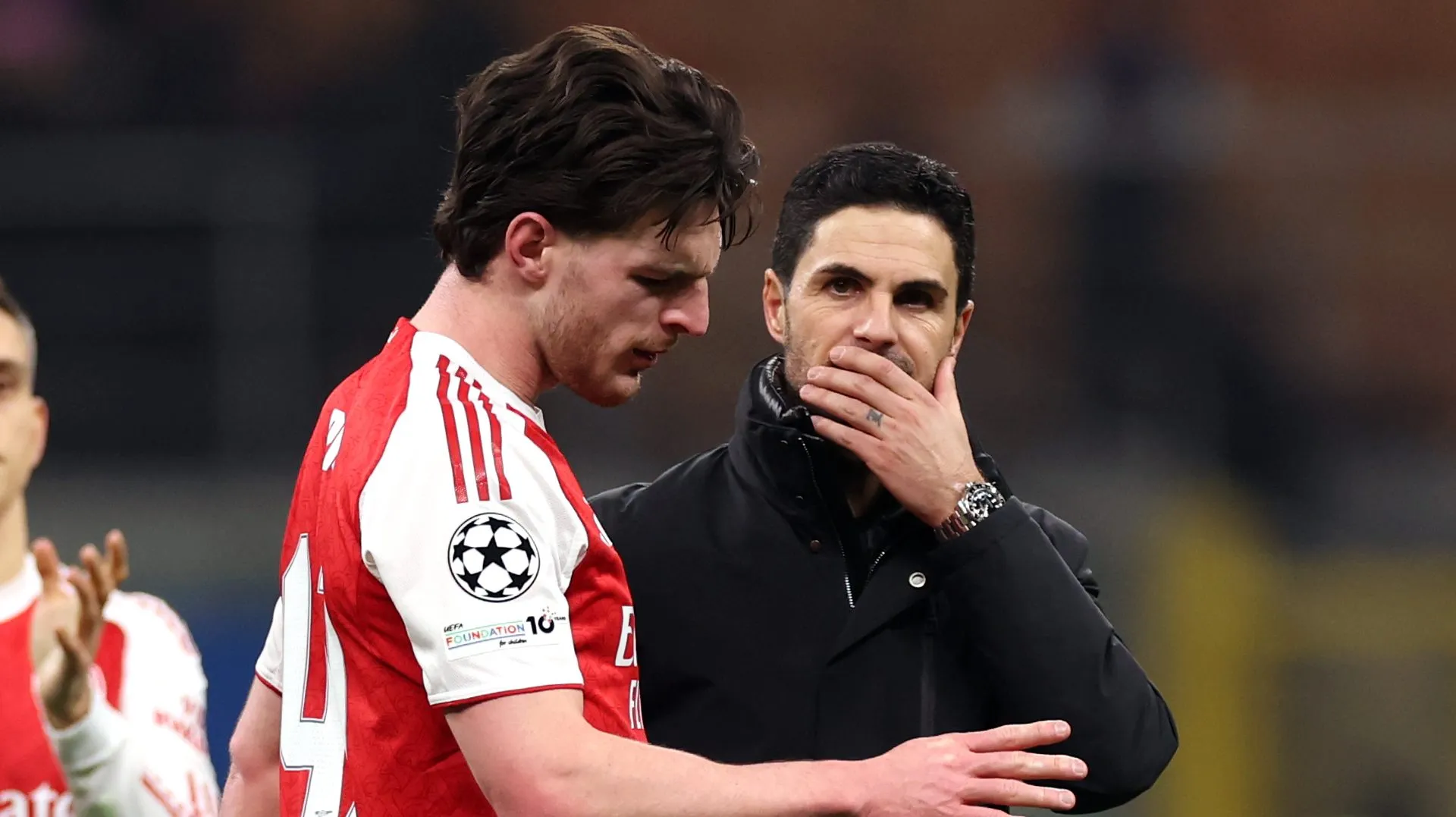 Mikel Arteta e Declan Rice pelo Arsenal (Photo by Carl Recine/Getty Images)