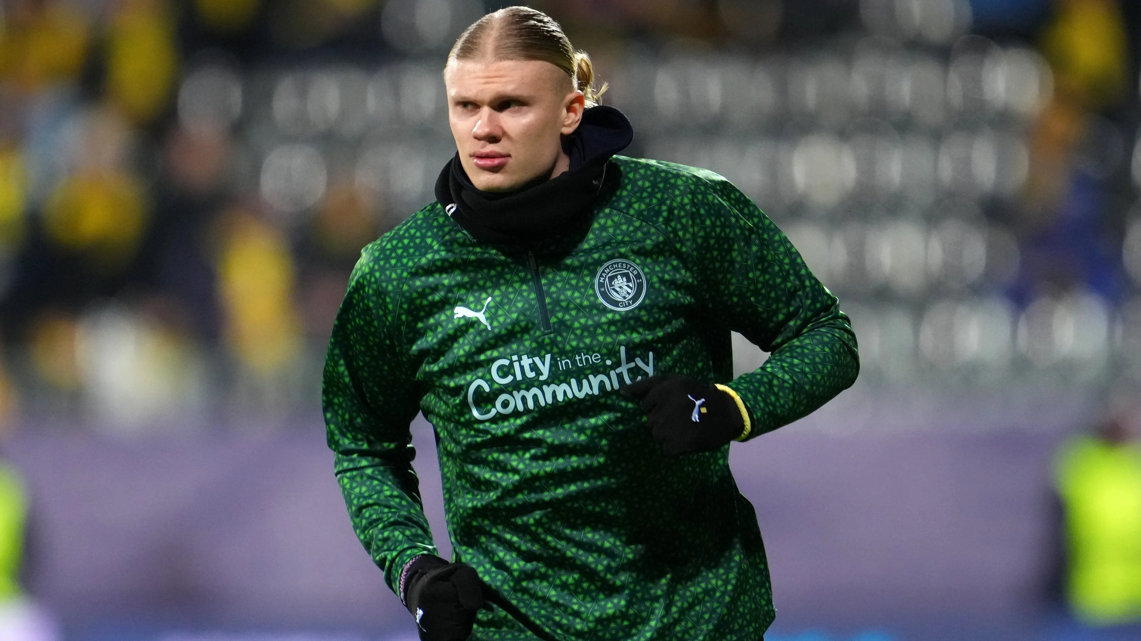 Haaland no aquecimento para o jogo do Manchester City. Foto: Martin Ole Wold/Getty Images