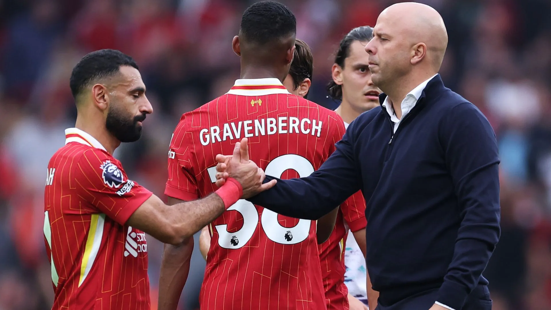 Salah e Arne Slot em jogo do Liverpool (foto: Alex Livesey/Getty Images)