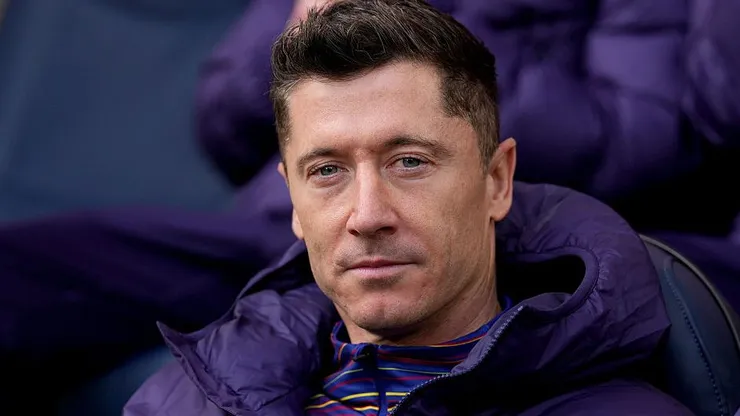 Robert Lewandowski pode renovar com o Barcelona, mas terá que aceitar condições (Foto: Alex Caparros/Getty Images)