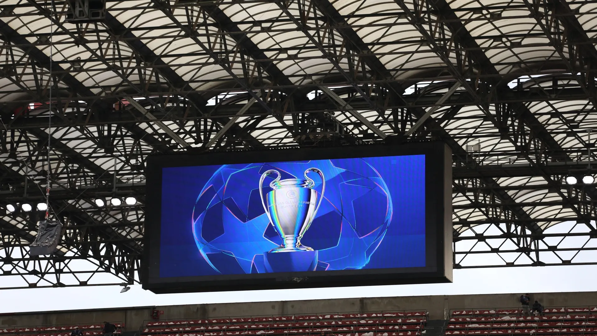 Imagem da taça da Champions projetada no placar do Estádio San Siro, em Milão – Marco Luzzani/Getty Images