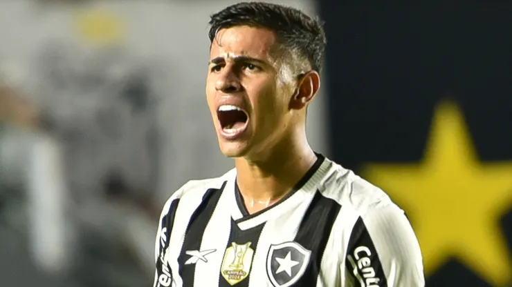 David Ricardo pelo Botafogo. (Foto: Jota Erre/AGIF)