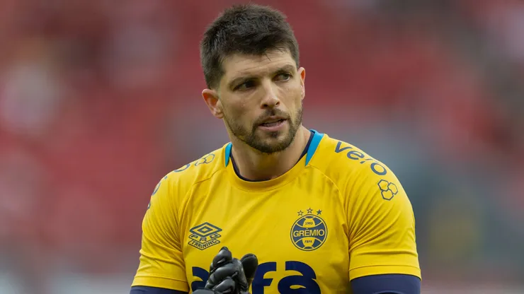Tiago Volpi em campo pelo Grêmio. Foto: Liamara Polli/AGIF