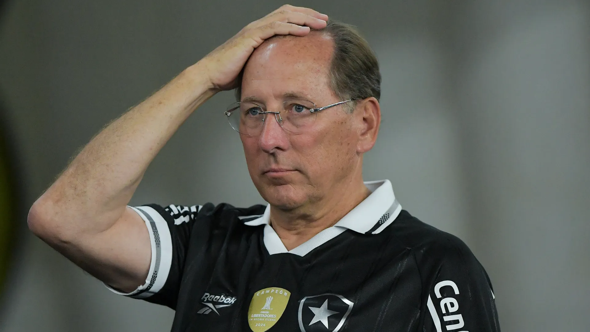 John Textor com a mão na cabeça pelo Botafogo