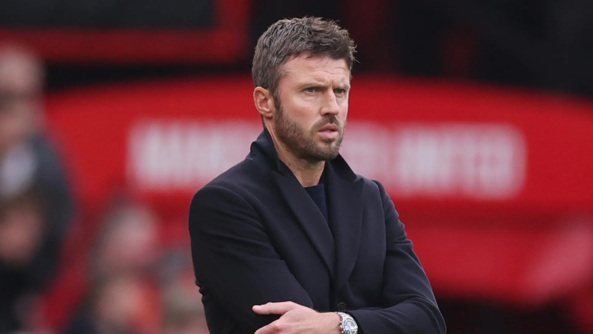 Michael Carrick, com os braços cruzados, em partida do Manchester United