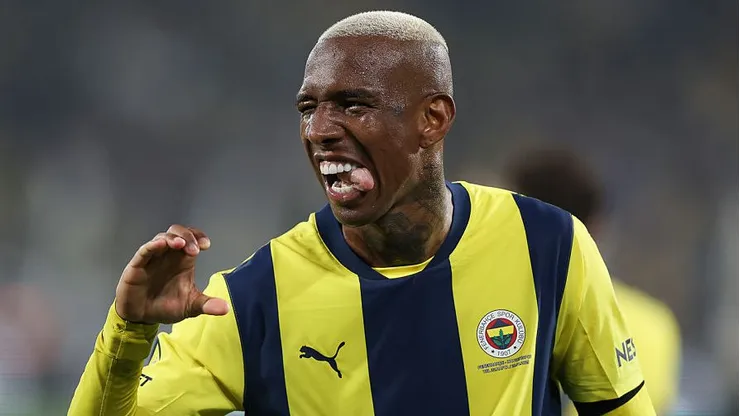 Anderson Talisca, do Fenerbahçe, recebeu sondagens nos últimos dias de dois clubes do Brasil, mas o clube turco não deve liberá-lo agora (Foto: Ahmad Mora/Getty Images)