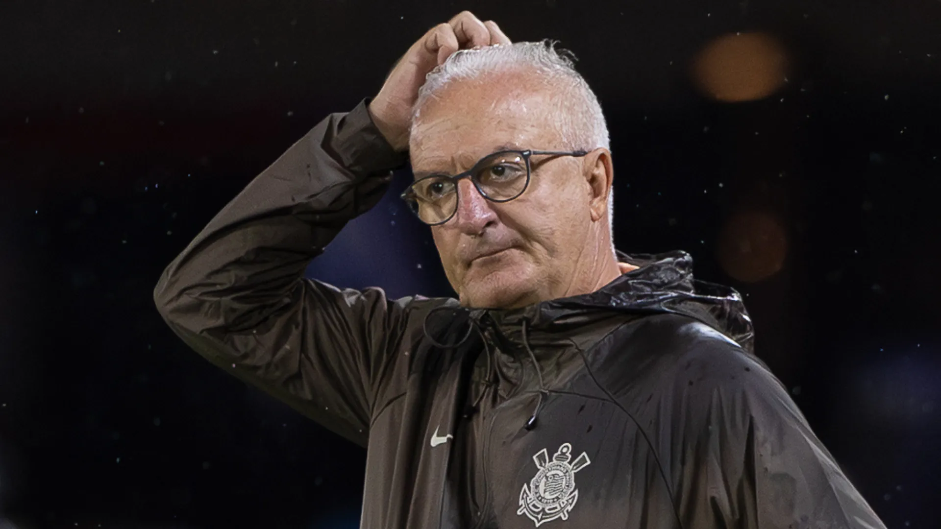 Dorival Júnior coloca a mão na cabeça em jogo do Corinthians