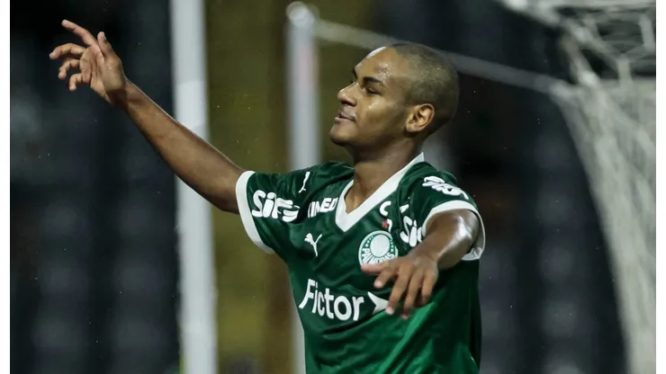 Barcelona já deixou claro para o staff de Eduardo Conceição, joia do Palmeiras, que tem interesse. Foto: Marco Miatelo/AGIF