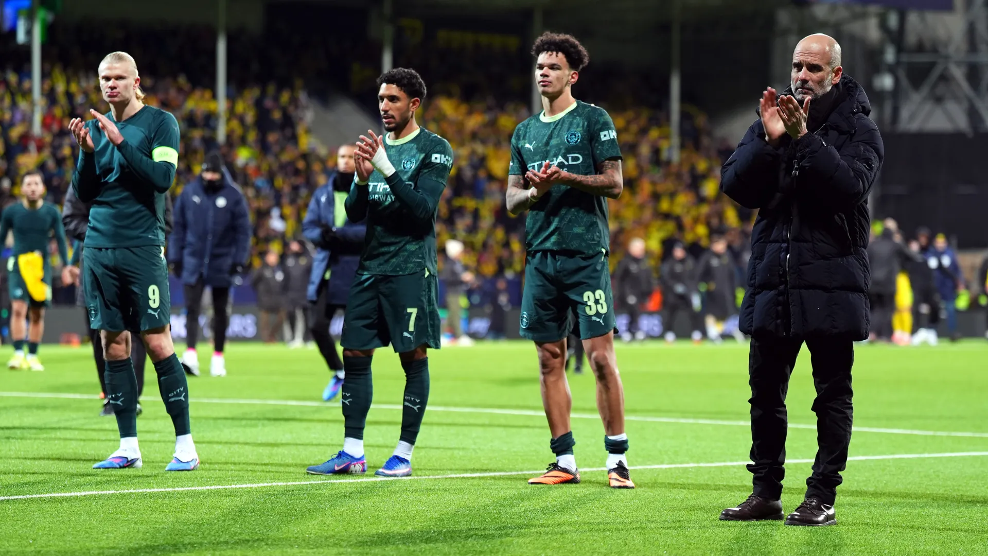 Guardiola e jogadores do Manchester City após a derrota para o BodøGlimt