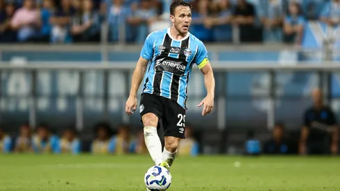 O meio-campista Arthur em jogo do Grêmio (Pedro H. Tesch/Getty Images)
