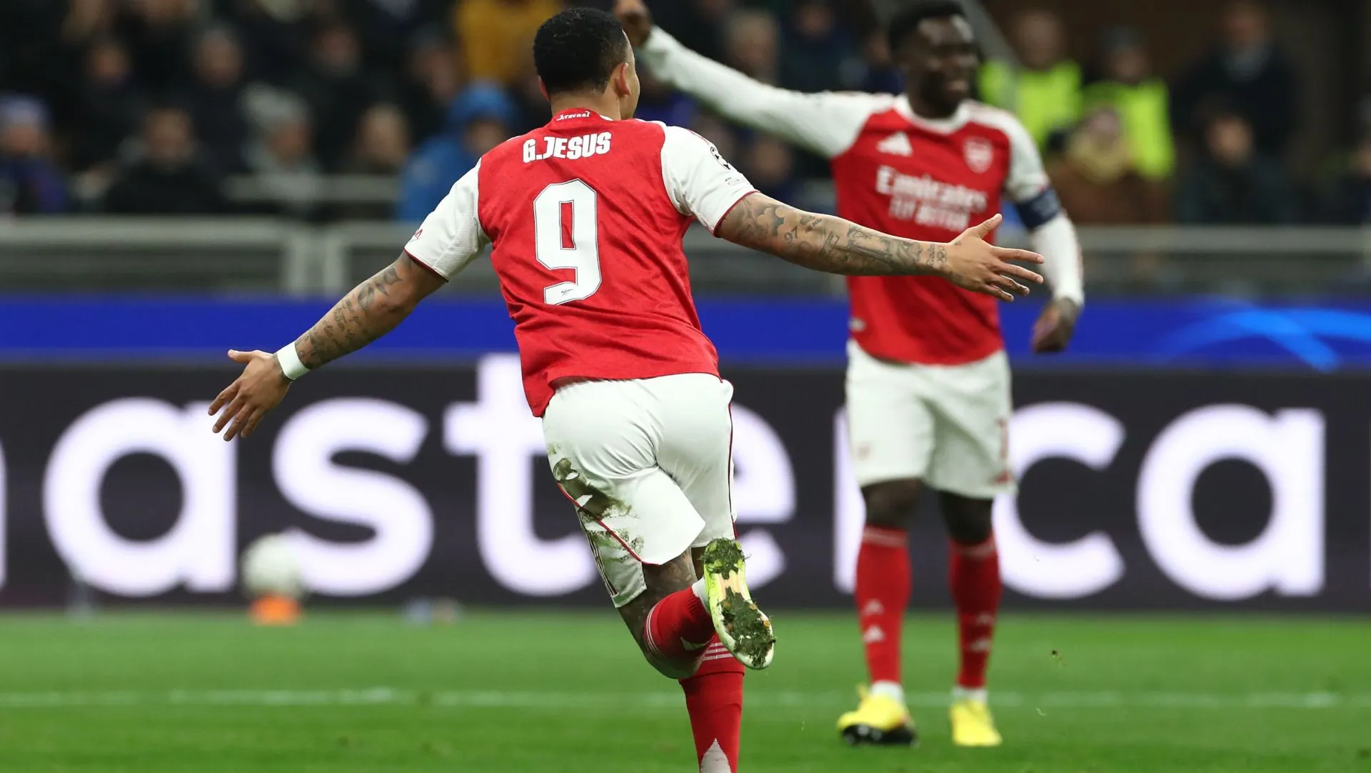 Gabriel Jesus comemora após marcar gol durante partida da Liga dos Campeões. Foto: Marco Luzzani/Getty Images