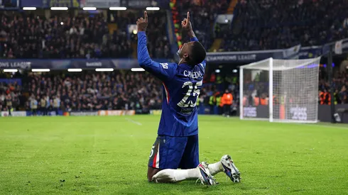 Caicedo comemorou o gol pelo Chelsea. Ryan Pierse/Getty Images.