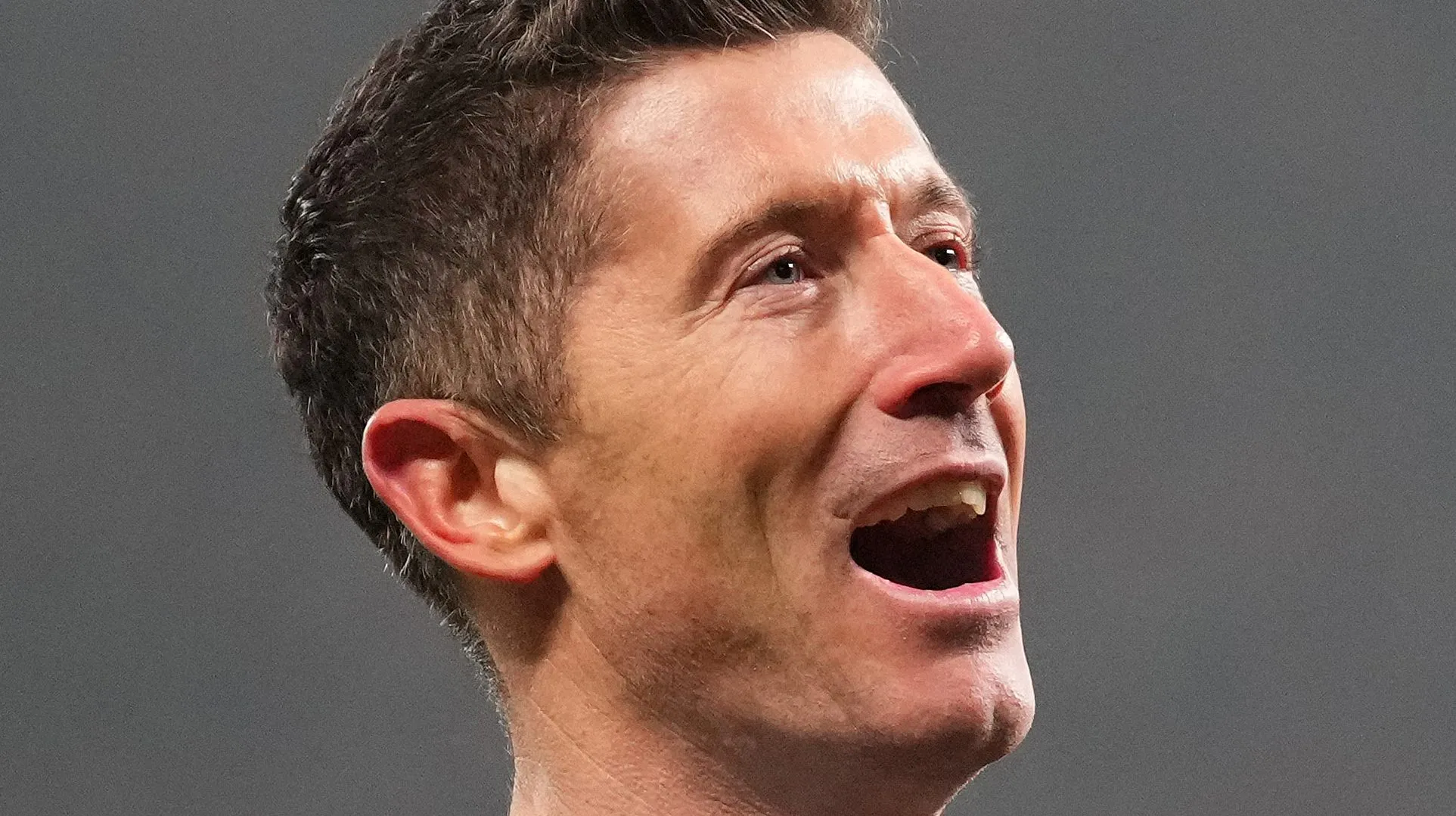 Lewandowski comemora gol do Barcelona. (Photo by Gabriel Kuchta/Getty Images)