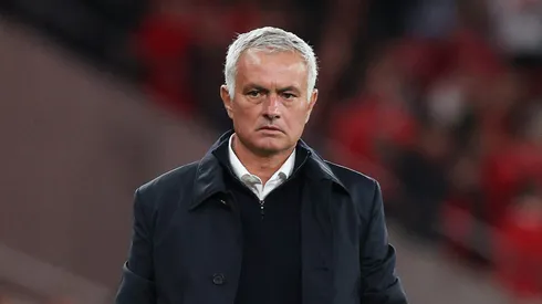 Mourinho é provocado por torcedores da Juventus em derrota do Benfica. (Photo by Carlos Rodrigues/Getty Images)