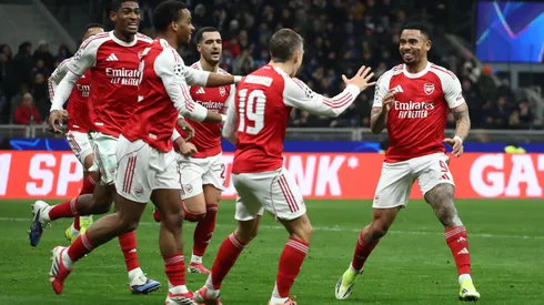 Jogadores do Arsenal comemoram gol de Gabriel Jesus (Marco Luzzani/Getty Images)