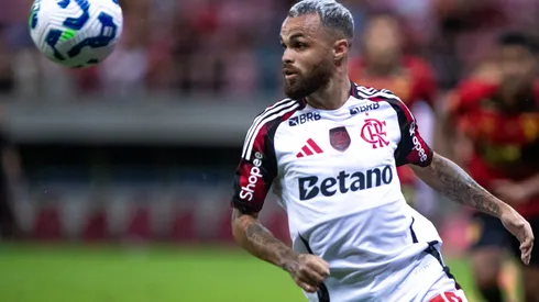 Michael pode assinar com futebol área. Rafael Vieira/AGIF