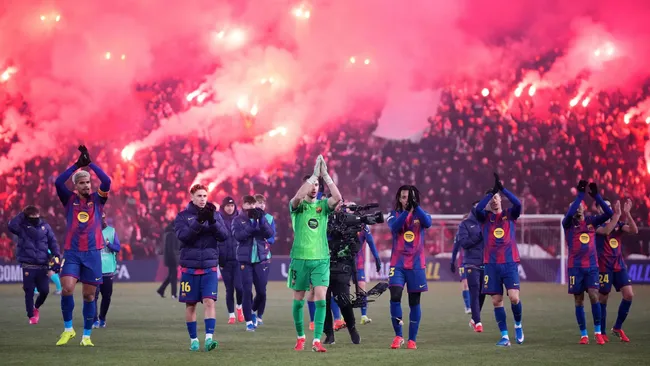 Jogadores do Barcelona homenageiam os torcedores após partida da Liga dos Campeões. Foto: Gabriel Kuchta/Getty Images