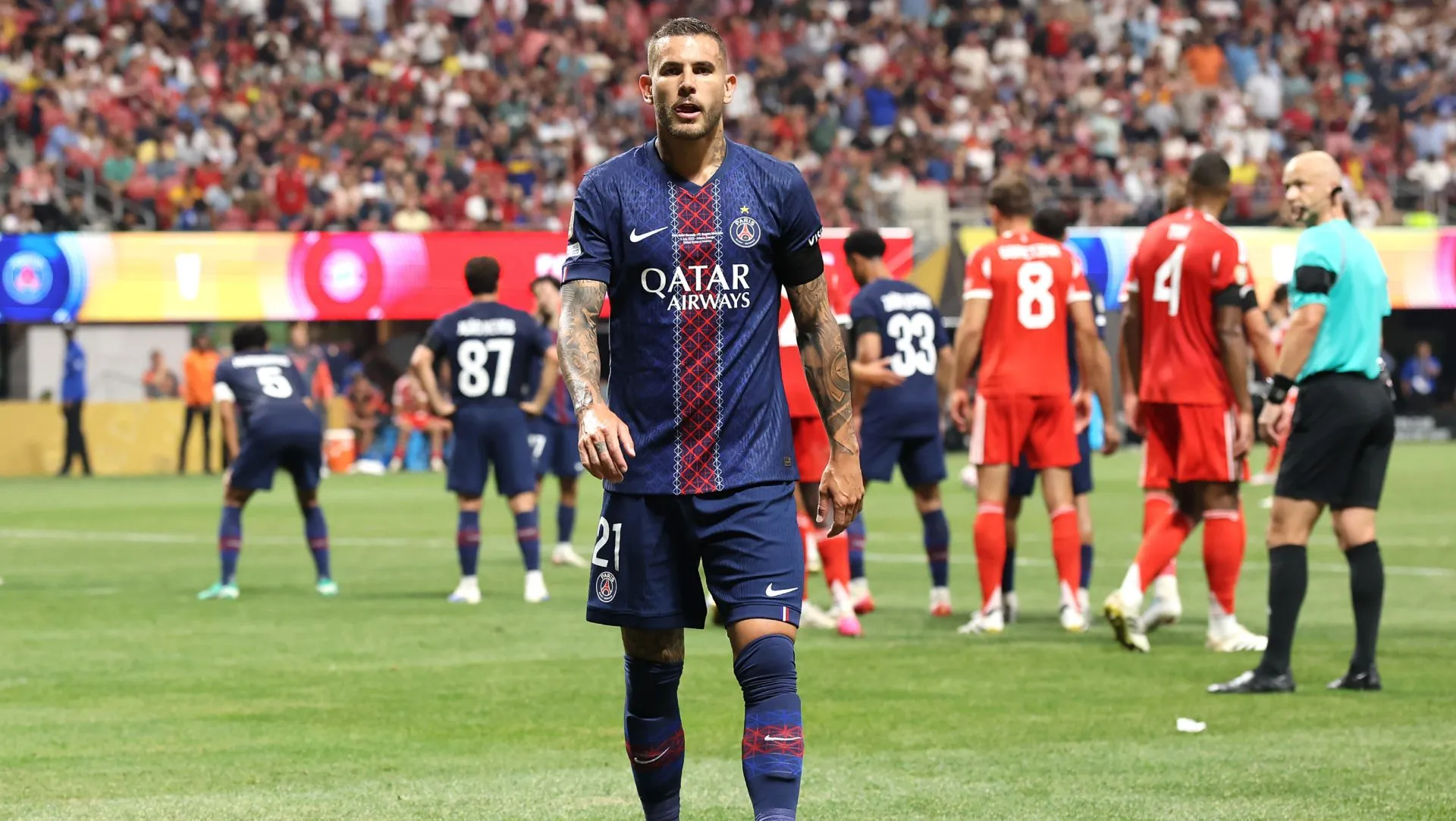 Lucas Hernandez sai de campo após receber cartão vermelho durante partida da Copa do Mundo de Clubes. Foto: Alex Grimm/Getty Images