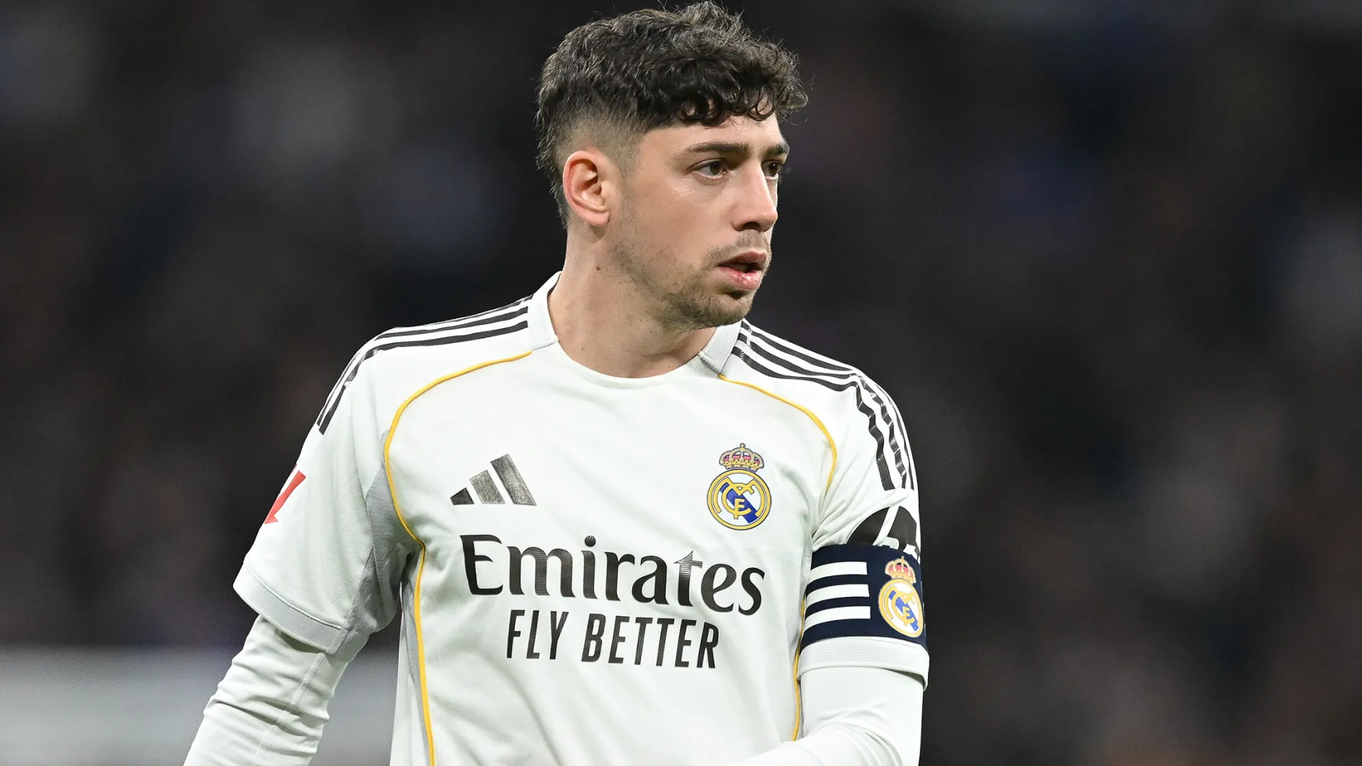 Valverde aparece olhando para o lado durante uma partida pelo Real Madrid