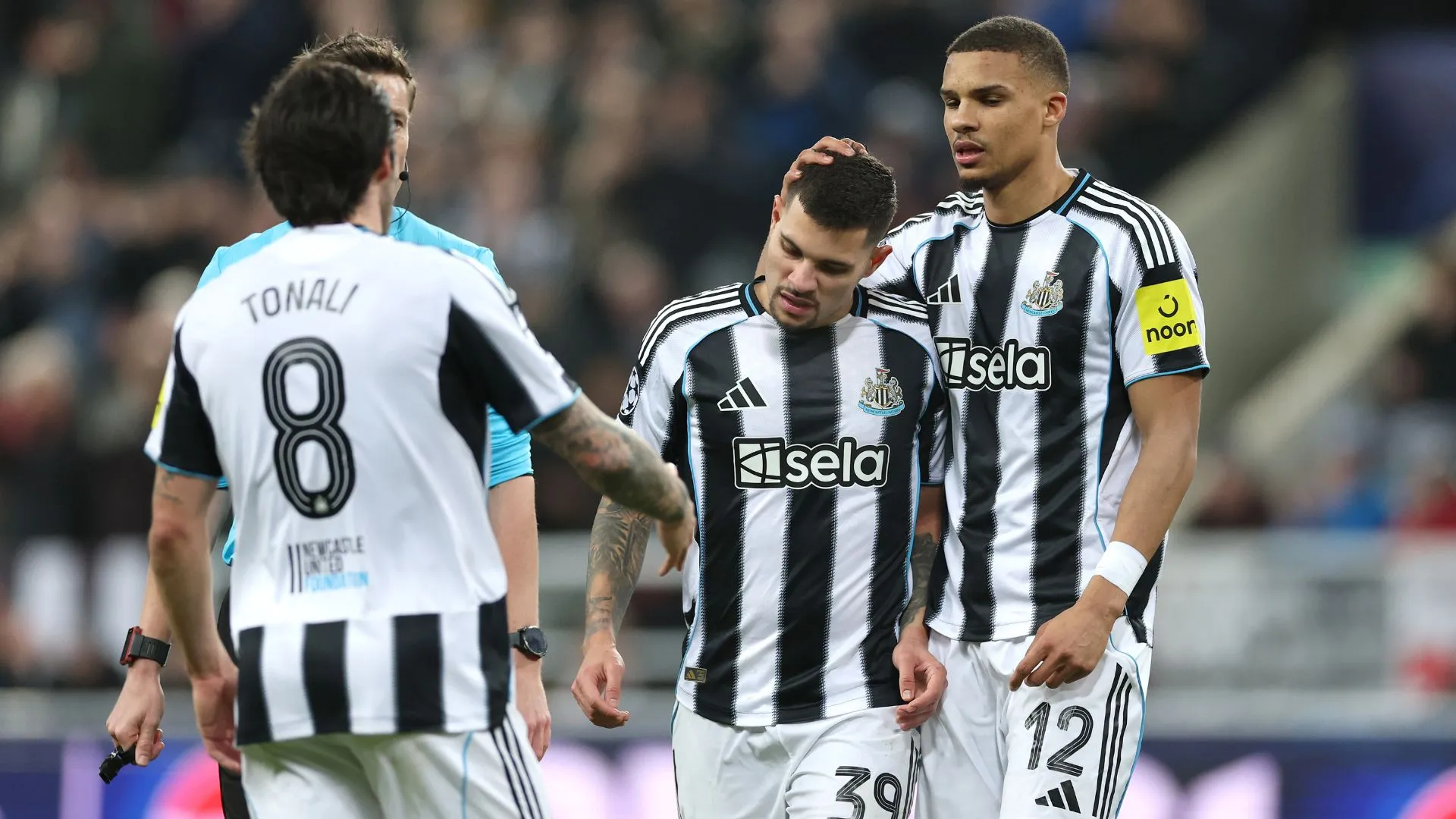 Bruno Guimarães foi consolado pelos companheiros de time (foto: Stu Forster/Getty Images)